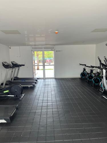 a room with a bunch of exercise bikes in it at Apto de lujo. Ricaurte-Girardot in Ricaurte