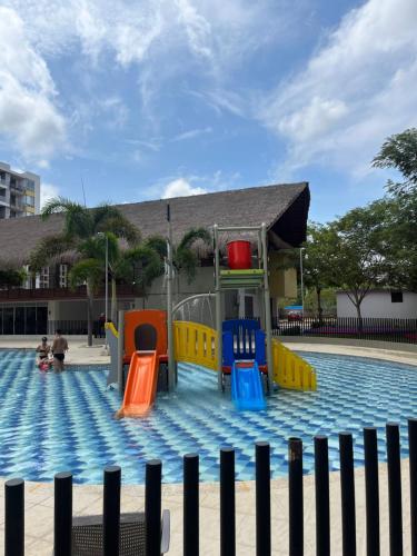 a pool with colorful plastic chairs in a swimming pool at Apto de lujo. Ricaurte-Girardot in Ricaurte