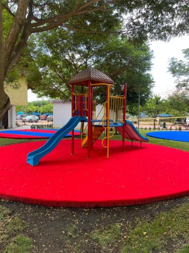 a playground with a slide on a red carpet at Apto de lujo. Ricaurte-Girardot in Ricaurte