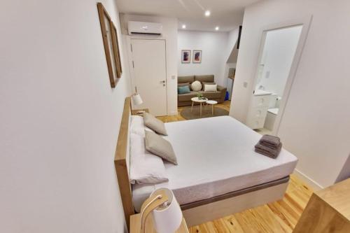 een klein appartement met een bed en een woonkamer bij Gibraltar Nest 3-Hosted by Sweetstay in Gibraltar