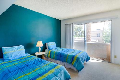 ein blaues Schlafzimmer mit 2 Betten und einem Fenster in der Unterkunft Pet-Friendly Mesa Retreat with Patio and Pool Access in Mesa