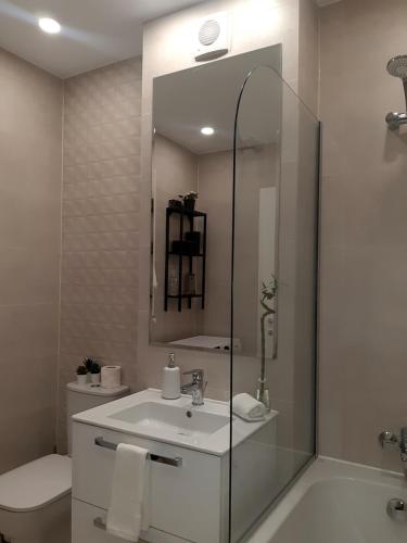 ein Bad mit einem Waschbecken und einem Spiegel in der Unterkunft SUPER MIA PLUS!!! in Bukarest