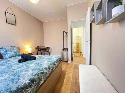 a bedroom with a bed and a desk in a room at Proche Gare- APPART Le Cocon -4 pers- Chambre séparée in Poitiers