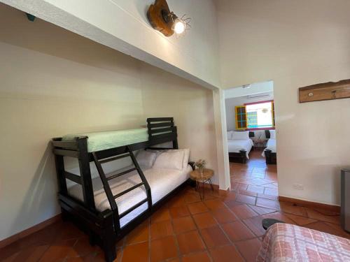 Zimmer mit 2 Etagenbetten und einem Wohnzimmer in der Unterkunft El Remanso Complejo Ecoturistico 