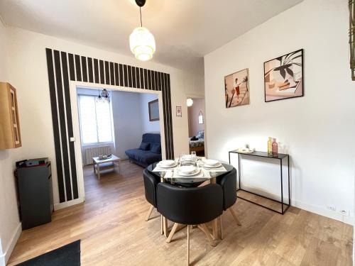 un salon avec une table et des chaises dans une pièce dans l'établissement Proche Gare- APPART Le Cocon -4 pers- Chambre séparée, à Poitiers