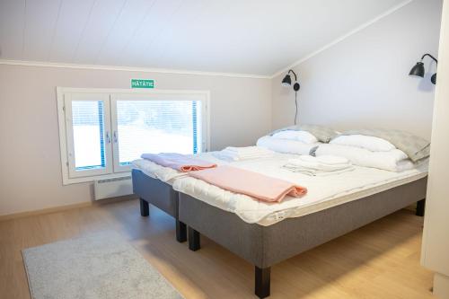 ブオカッティにあるKultaranta Kultakimpaleetの窓のある部屋のベッド