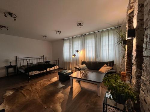 ein Wohnzimmer mit einem Sofa und einem Tisch in der Unterkunft Bergisches Paradies in Wermelskirchen