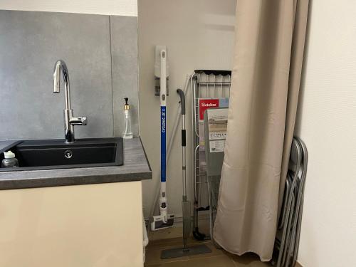 a kitchen with a sink and a refrigerator at Proche Gare- APPART Le Cocon -4 pers- Chambre séparée in Poitiers