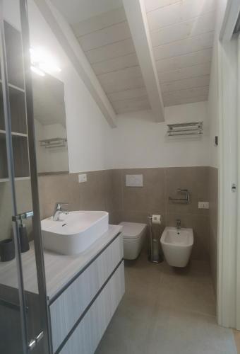 a bathroom with a sink and a toilet at Vivila - Al Lucernario in Cernusco sul Naviglio
