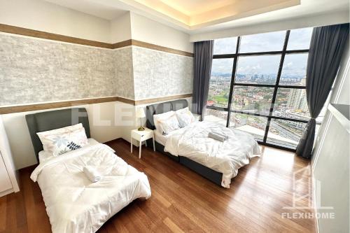 2 Betten in einem Zimmer mit einem großen Fenster in der Unterkunft 1-5 Guests, 2BR Family Home, Azure Residences PJ-Beside Paradigm Mall - Flexihome MY in Petaling Jaya