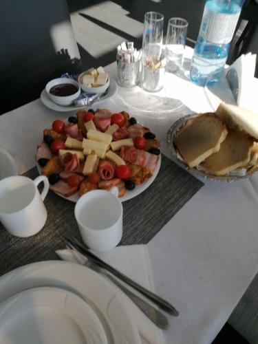 een tafel met een bord eten op een tafel bij Casa Mara in Ocna Şugatag