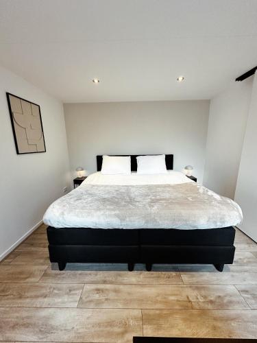 een slaapkamer met een groot bed in een kamer bij Vakantiehuisje Noé in Gorinchem