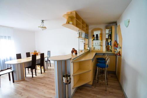 eine kleine Küche und ein Esszimmer mit einem Tisch und Stühlen in der Unterkunft Casa Valentino in Buşteni