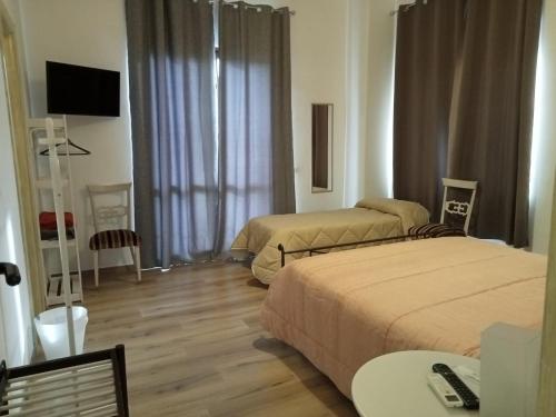 Habitación de hotel con 2 camas y TV en B&B Villa Angela Via della bonifica 17, en Villareia