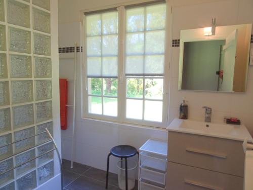 un baño con lavabo y espejo en Maison Saint Germain, en Varengeville-sur-Mer