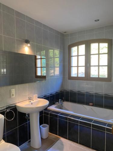 une salle de bain avec un lavabo et une baignoire dans l'établissement Villa Florence, à Alet-les-Bains