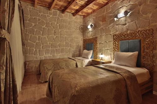 Ένα ή περισσότερα κρεβάτια σε δωμάτιο στο ELEVRES STONE HOUSE HOTEL