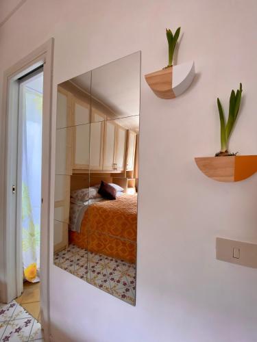 - une chambre avec un lit et un miroir sur le mur dans l'établissement Central Studio Capri 2, à Capri