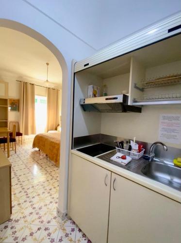 une petite cuisine avec un évier et un évier dans l'établissement Central Studio Capri 2, à Capri