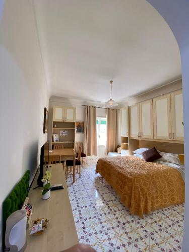 - une chambre avec un lit, un bureau et une table dans l'établissement Central Studio Capri 2, à Capri
