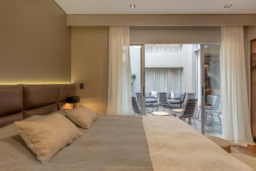 1 dormitorio con 1 cama grande y sala de estar en Modern Luxury Home Perfect for Couples and Families en Buenos Aires