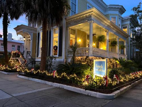 una casa con luces de Navidad delante de ella en Forsyth Park Inn, en Savannah