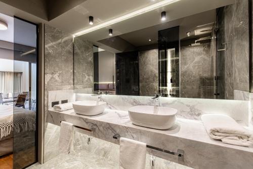 baño con 2 lavabos y espejo grande en Modern Luxury Home Perfect for Couples and Families en Buenos Aires