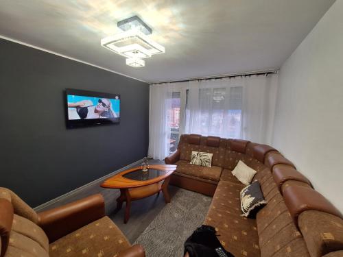 ピアトラ・ネアムツにあるPanoramic Central Apartmentのソファとテーブルのあるリビングルーム