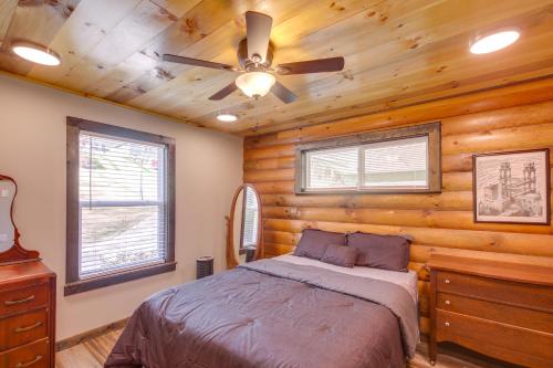 チャタヌーガにあるPet-Friendly Chattanooga Cabin with Hot Tub and Kayaksのベッドルーム1室(ベッド1台、シーリングファン付)