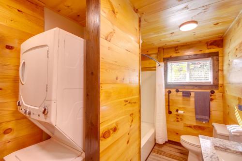 baño con aseo blanco en una pared de madera en Pet-Friendly Chattanooga Cabin with Hot Tub and Kayaks, en Chattanooga