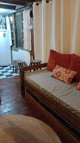 Bett in einem Zimmer mit in der Unterkunft Casa Rústica Lisboa 100m da praia in Balneário Camboriú