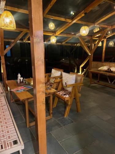Ruang duduk di Pahadi House