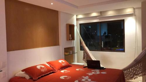 1 dormitorio con 1 cama con ordenador portátil en Apartamento com 3 Suites em Bairro nobre, próximo ao Centro de Eventos do Ceara en Fortaleza