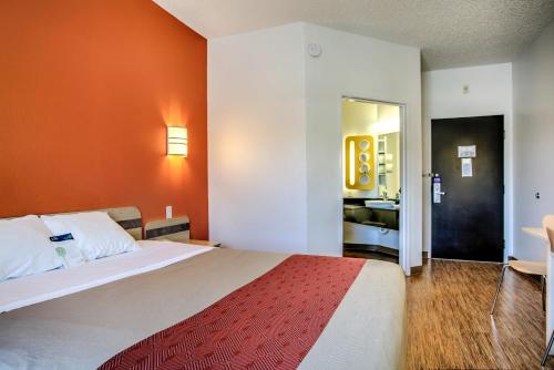 Кровать или кровати в номере Motel 6-Missoula, MT