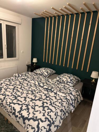 - une chambre avec un lit et 2 tables avec des lampes dans l'établissement Appartement 8 personnes max, à Villelongue-de-la-Salanque