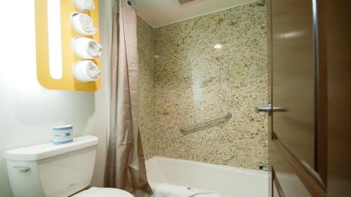 y baño pequeño con aseo y ducha. en Motel 6 Victorville, en Victorville