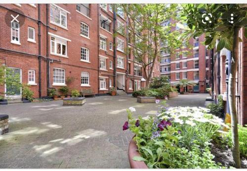an empty courtyard in front of a brick building at London's Charm - Best Spot in Modern 2BR, King's Cross in London