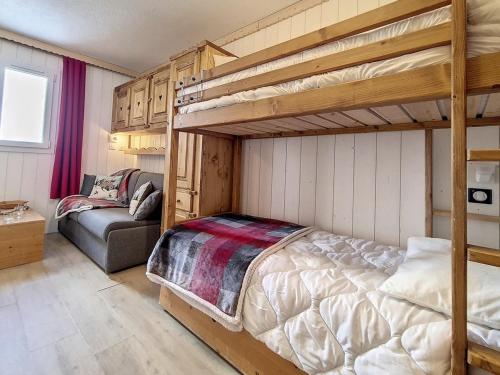 - une chambre avec 2 lits superposés et un canapé dans l'établissement Studio classique aux Menuires, balcon, animaux admis - FR-1-344-1038, aux Menuires