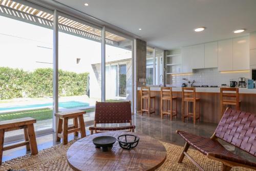 Η κουζίνα ή μικρή κουζίνα στο Modern 4BR Villa with Private Pool in Paracas