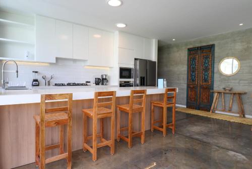 Η κουζίνα ή μικρή κουζίνα στο Modern 4BR Villa with Private Pool in Paracas