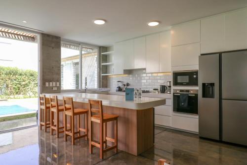 Η κουζίνα ή μικρή κουζίνα στο Modern 4BR Villa with Private Pool in Paracas