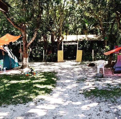 einen Campingplatz mit einem Zelt und einigen Bäumen in der Unterkunft Pousada e Camping da Rhaiana - Ilha do Mel - PR in Ilha do Mel