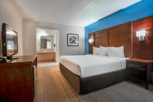 una camera con un grande letto e una televisione di Motel 6 Willcox, AZ a Willcox