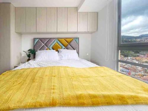 Säng eller sängar i ett rum på Apartment in the heart of Bogotá