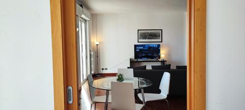 een woonkamer met een tafel en een bank bij Faro exclusive suite in Bari