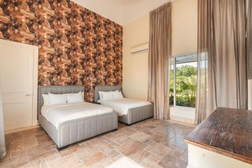 una camera con due letti e una finestra di New listing! Heavenly villa at Hacienda a Punta Cana