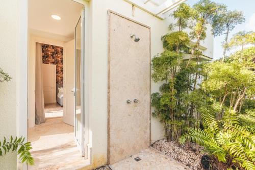 una porta aperta su un cortile con piante di New listing! Heavenly villa at Hacienda a Punta Cana