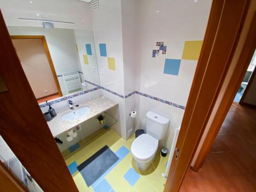 La salle de bains est pourvue de toilettes et d'un lavabo. dans l'établissement Celorico Village AP, à Castelbuono