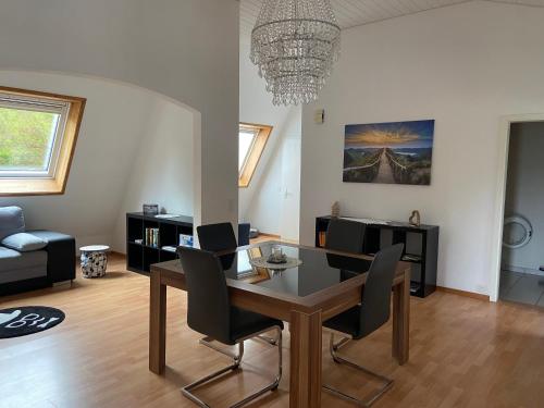 a living room with a dining room table and chairs at Ferienwohnung am Rhein in Stein