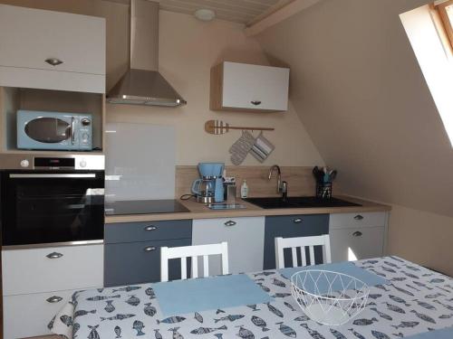 - une petite cuisine avec une table et un comptoir dans l'établissement 